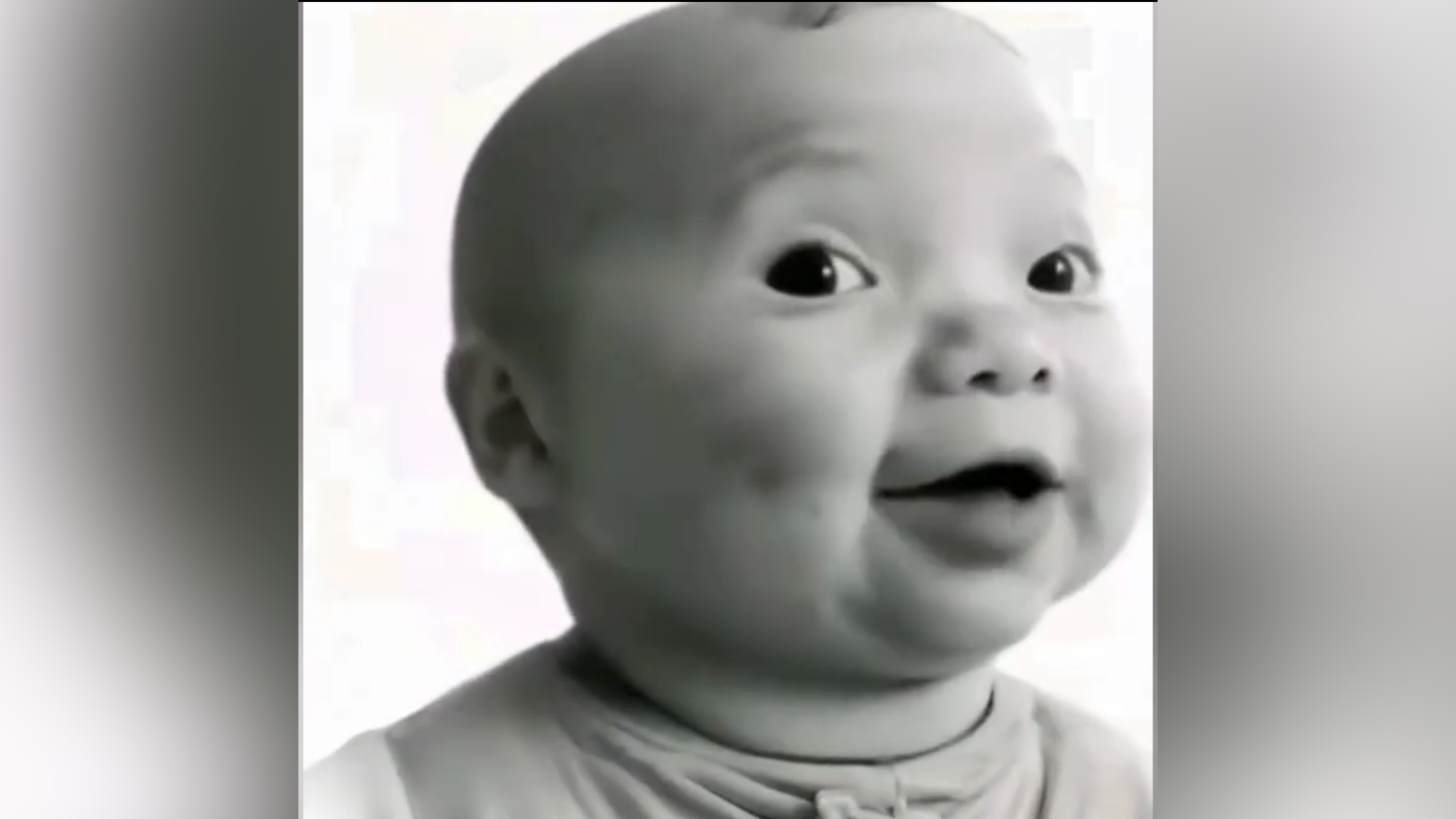 میم خام بچه‌ی خندان ساخته شده با هوش مصنوعی بدون واتر مارک